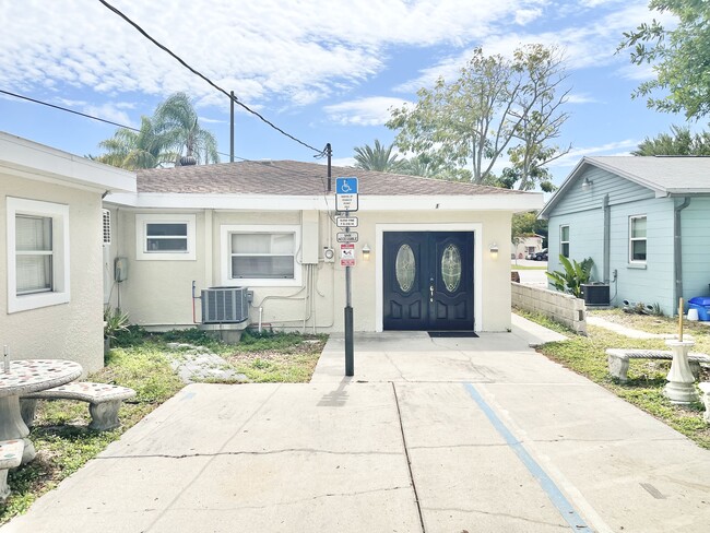 Foto del edificio - 6263 Park Blvd N