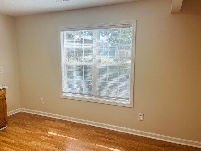 Building Photo - Welcome home! 3 bed, 2 bath, wooded & priv...