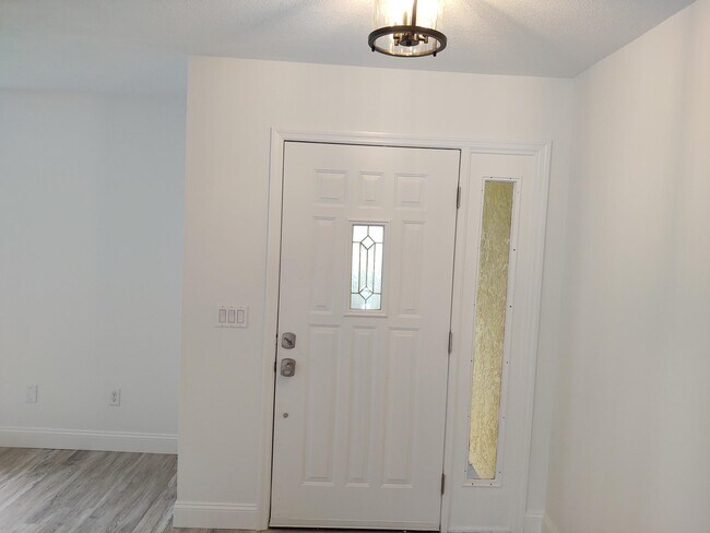 Building Photo - 297 SW Glenwood Dr