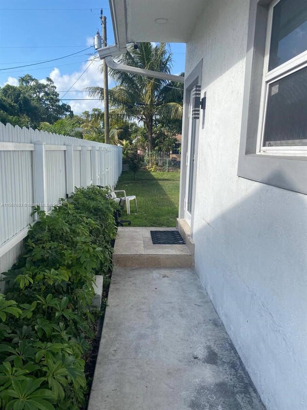 Building Photo - 1037 NW 75th St