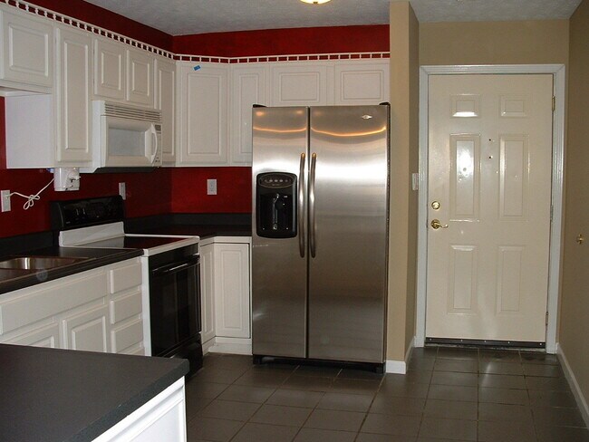 Foto del edificio - 3 Bed Condo Specially Priced at $1,199/BR (Was $1,490)