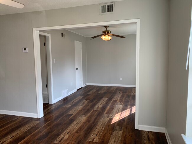 Foto del edificio - 8082 Ashbrook Dr