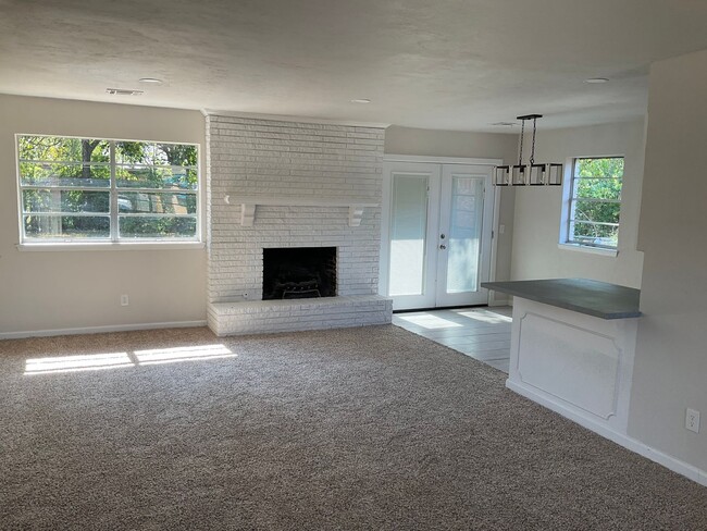 Building Photo - Nice remodeled family  home