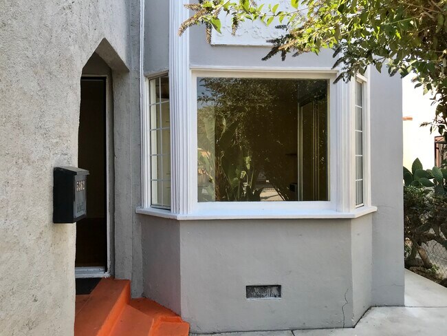 Ventanal desde la entrada exterior - 5362 Monroe St