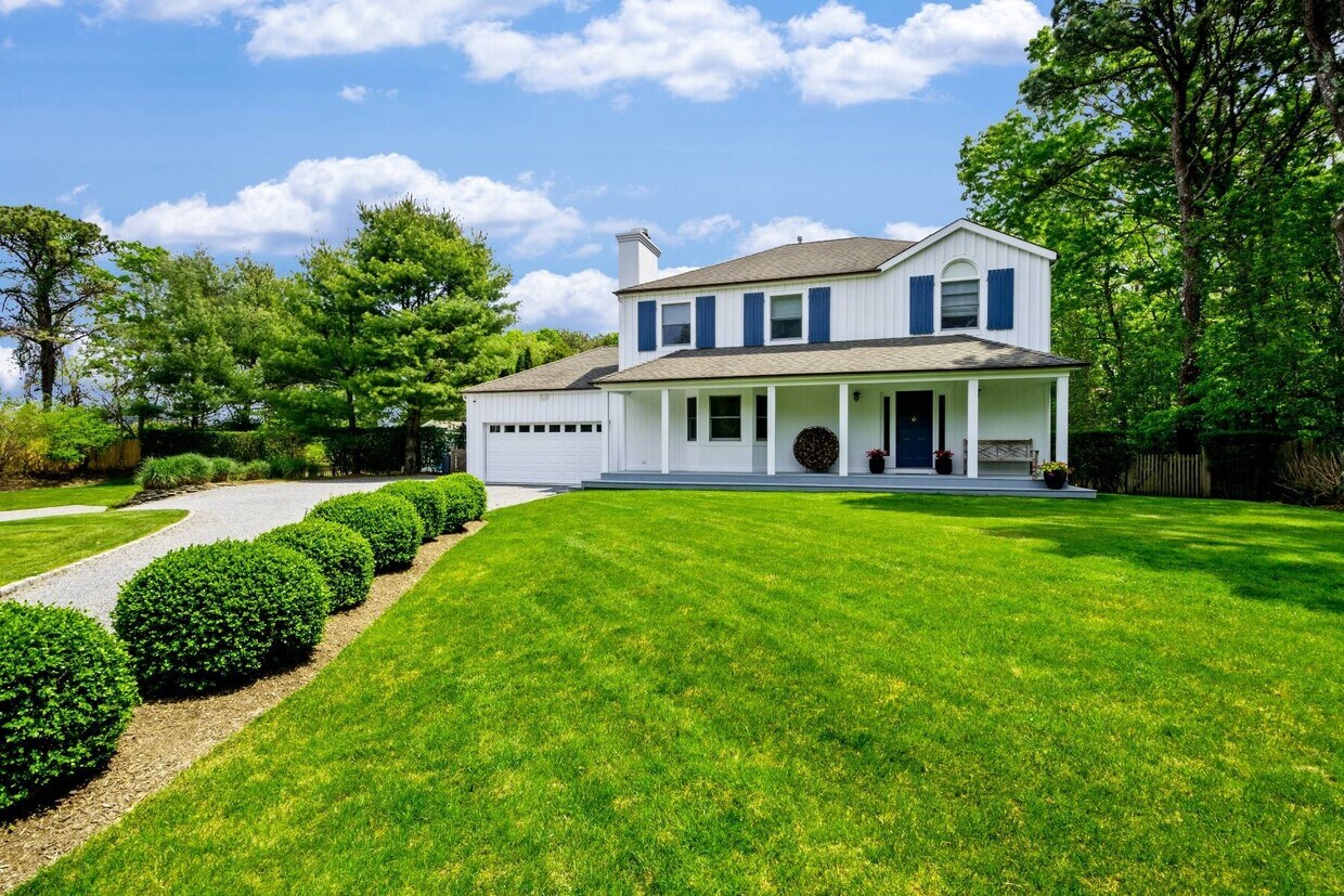 Primary Photo - 100 Wainscott NW Rd