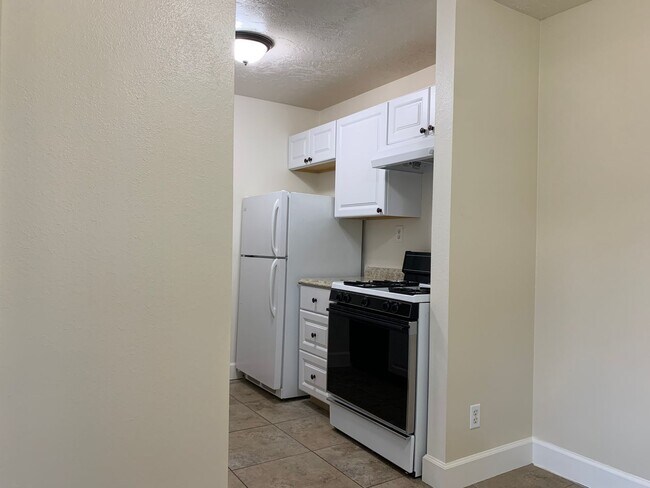 Foto del edificio - HAS IT ALL!  One Bedroom Condo; Murray; /Garage & Pool