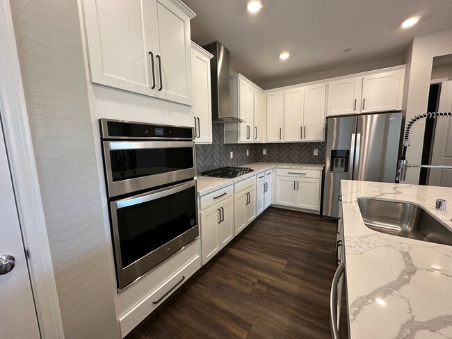 Building Photo - Spectacular Townhome in the newest Summerl...