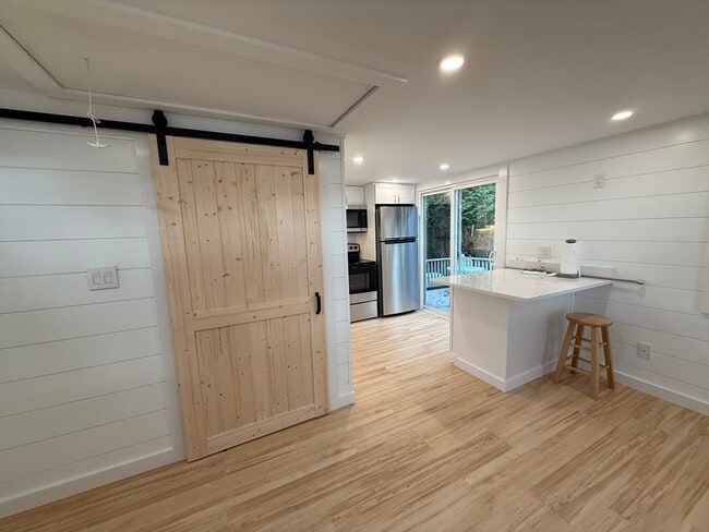 Foto del edificio - 68 Post N Rail Ave