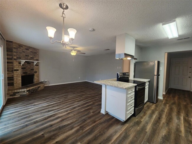 Building Photo - 3 BR/2BA | Renovated Single Family Home | 2-Car Garage | Fenced backyard