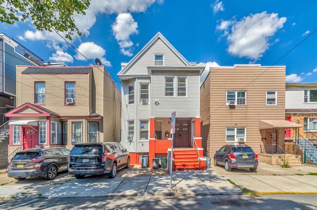 Building Photo - 27 Romaine Ave