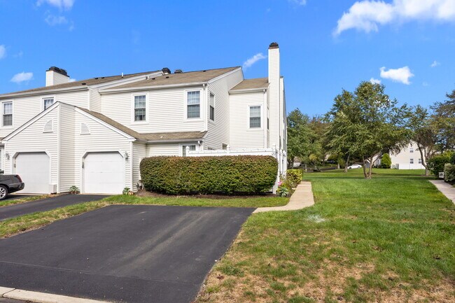 Entrada y estacionamiento - 51 Portsmouth Ct
