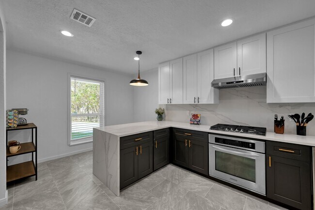Building Photo - 28926 Twisted Oak Dr