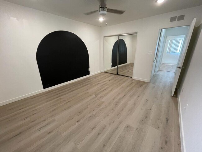 Foto del edificio - 553 N Flores St