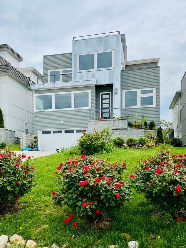 Foto principal - 4 Bedroom/3.5 Bath home overlooking the ci...