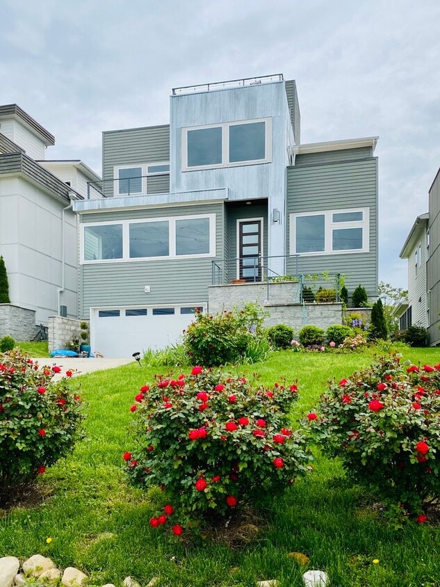 Primary Photo - 4 Bedroom/3.5 Bath home overlooking the ci...
