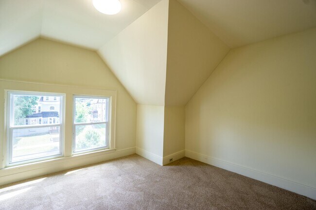 Building Photo - Spacious Single Family Home Available 8/1/25