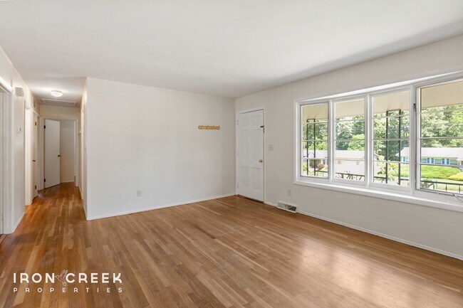 Foto del edificio - Beautiful Two-Bedroom with Fenced Yard in ...