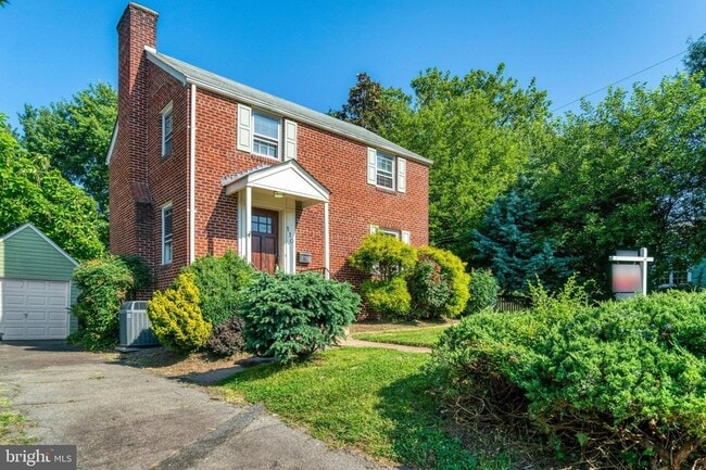 Photo - 110 S Woodrow St House