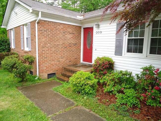 Building Photo - 309 Holtz Ln