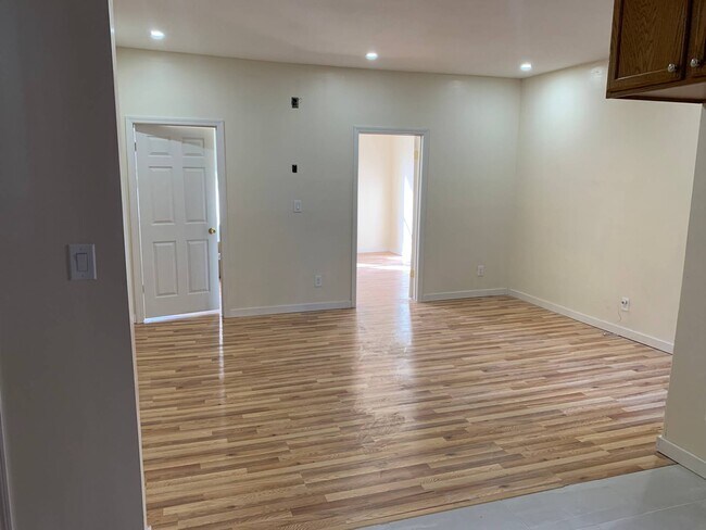 Building Photo - 1056 Rutland Rd