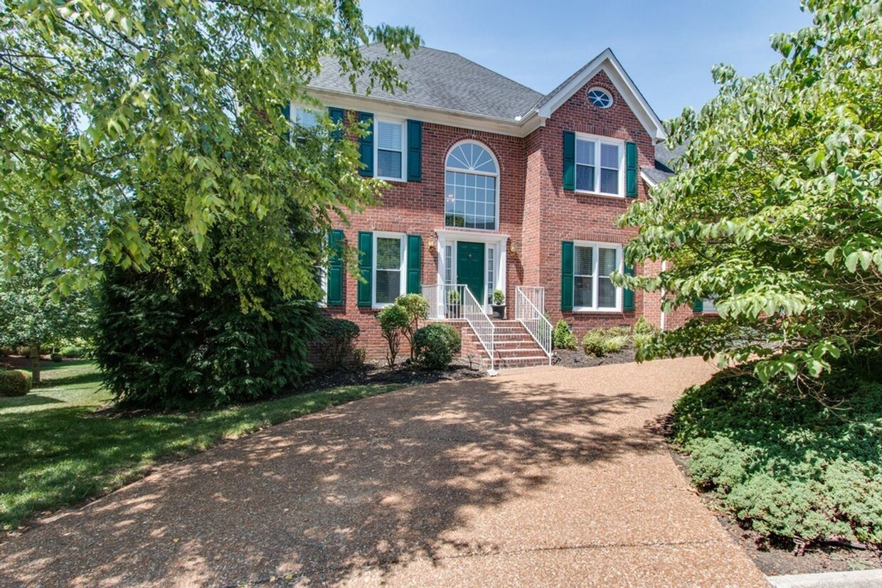 Primary Photo - Spacious 4 Bed, 3 Bath Home in Convenientl...