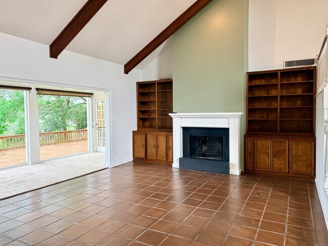 Building Photo - 511 Fairway Dr