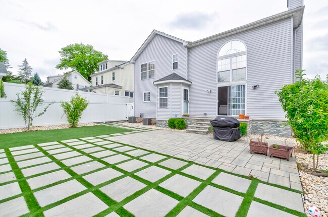 Building Photo - 1053 Bertram Terrace