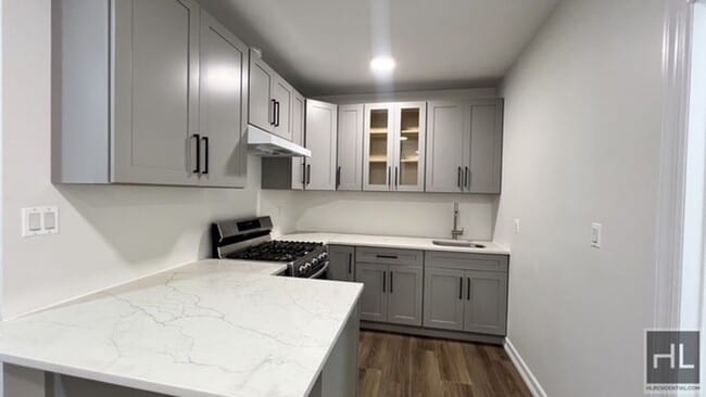 Building Photo - 251 E 55th St