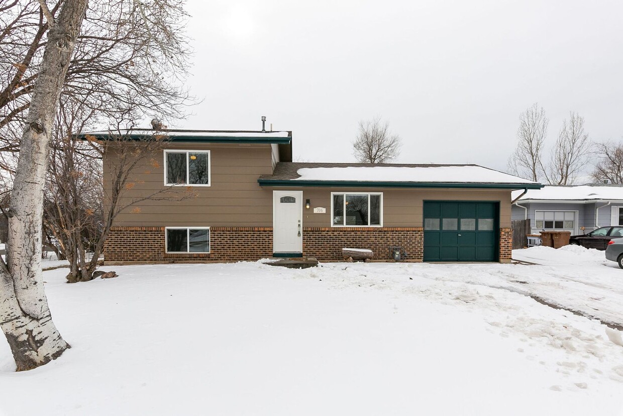 Primary Photo - 3 bedroom, 2 bath home. New Carpet, New Pa...
