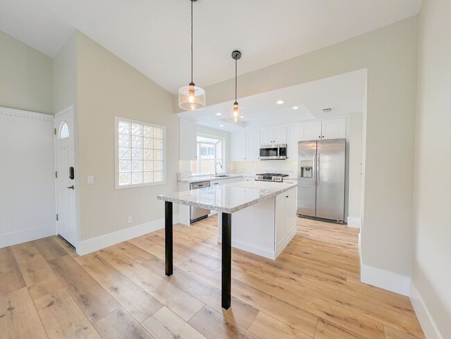 Building Photo - Tustin 2 Bed 2 Bath Home - Wood Floors - C...