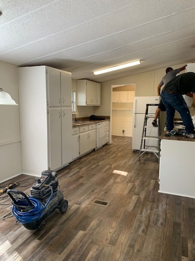 Building Photo - 3BD/1B Newly renovated mobile home off of ...