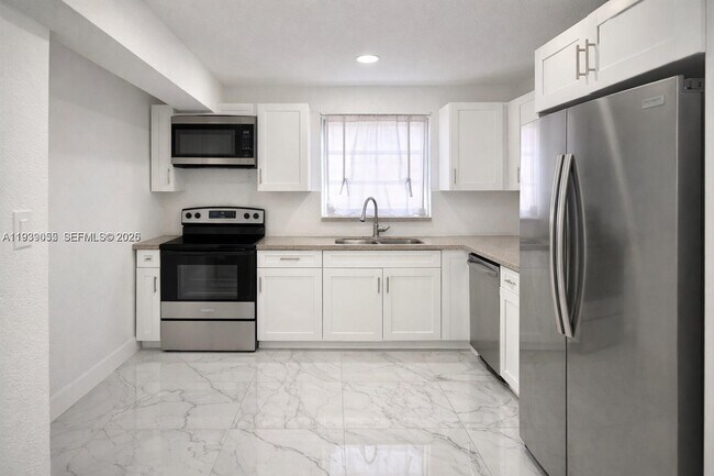 Foto del edificio - 3440 NW 206th St