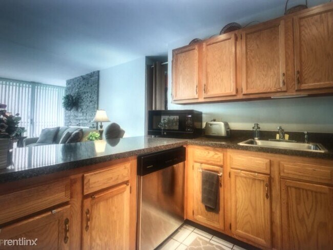 Building Photo - 1 br, 1 bath Condo - 5820 Oakwood Dr. 2E U...
