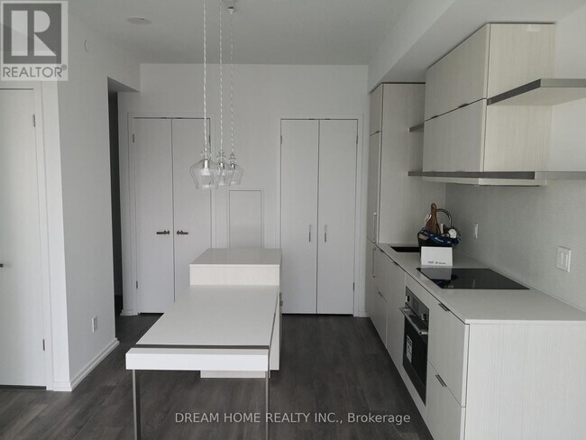 Building Photo - 197 Yonge St