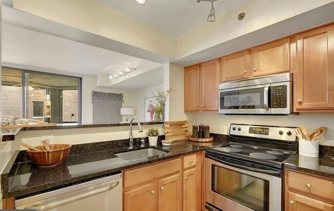 Building Photo - Amazing 1 Bedroom 1 Bathroom Condo With Su...