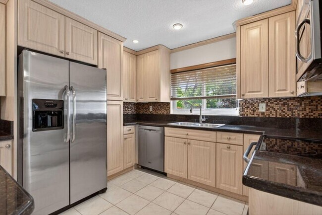 Foto del edificio - 9812 NW 2nd Ct