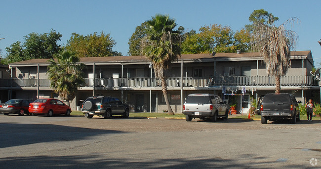 Building Photo - Hidden Pines