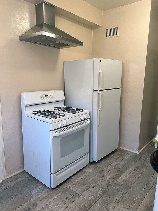 Estufa y horno de gas de 4 quemadores - 4015 Edenhurst Ave