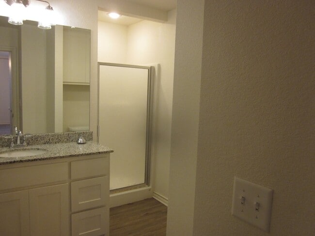 Building Photo - 1102