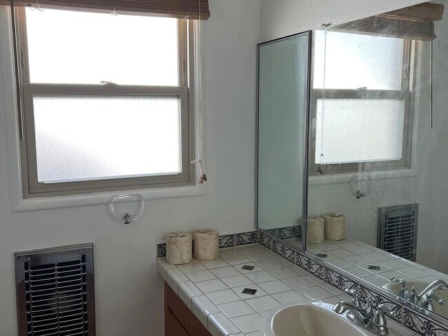 Foto del edificio - 10563 Emery St