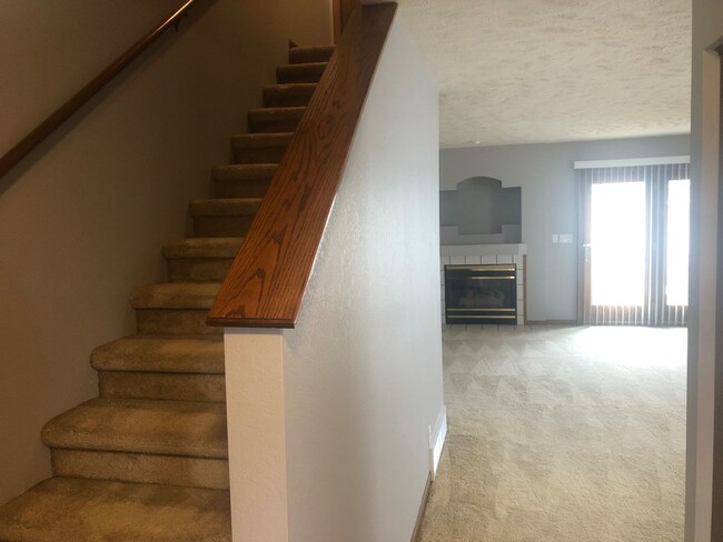 Building Photo - Beautiful 3 bed townhouse!
