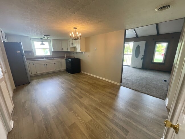 Building Photo - Convenient New Albany location