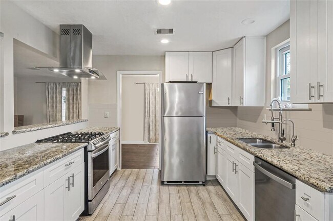 Foto del edificio - 2018 Westlake Rd