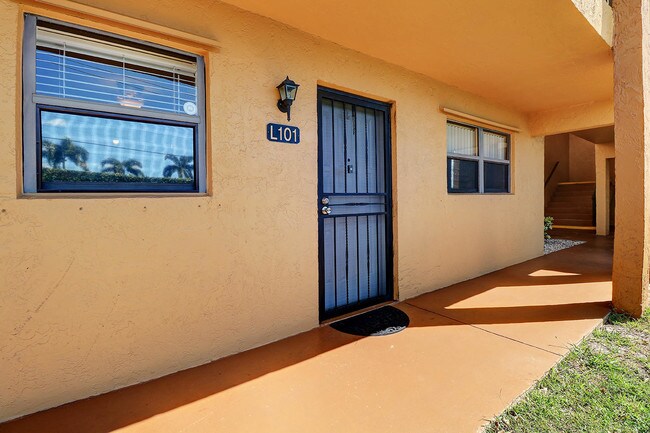 Foto del edificio - 2141 W Woolbright Road L101