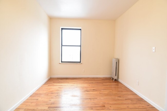 Foto del edificio - 2442 Morris Ave