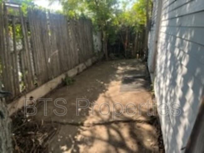 Building Photo - 1221 E Moneta Ave