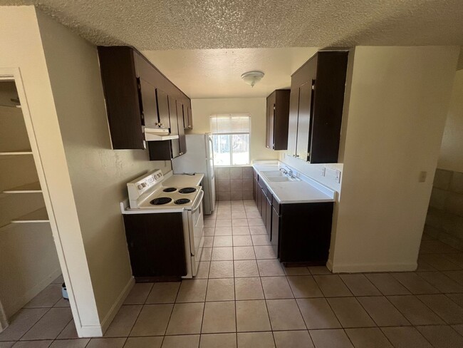 Foto del edificio - Oroville-3 bedroom 1 bath home, garage, yard.