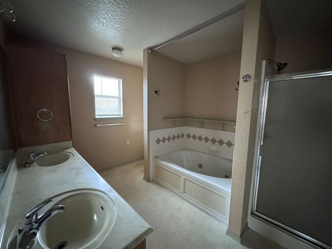 Foto del edificio - 4 bedroom, 2 bath