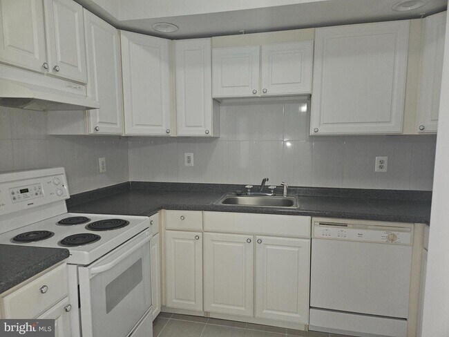 Foto del edificio - 6024 Bayview Rd
