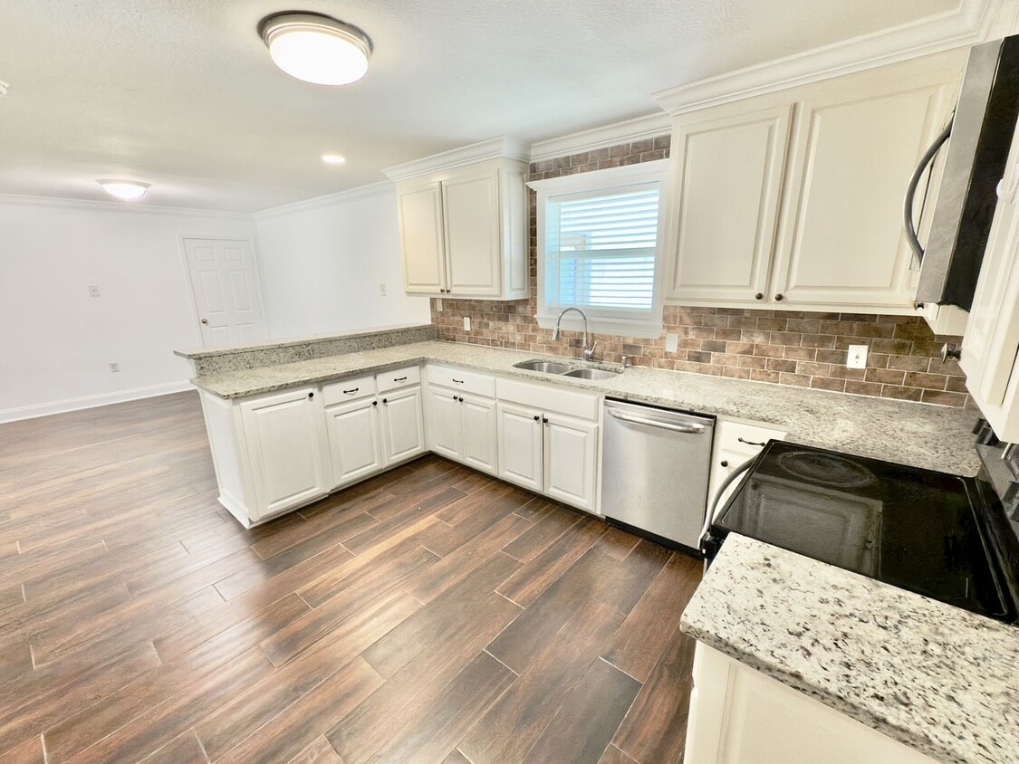 Spacious 4BR/3BA Brick Home with Bonus Mot... - Spacious 4BR/3BA Brick Home with Bonus Mot...